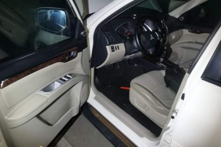 Used Mitsubishi Pajero Sport 2013 3.0L Automatic Two-Wheel Drive Luxury Edition
