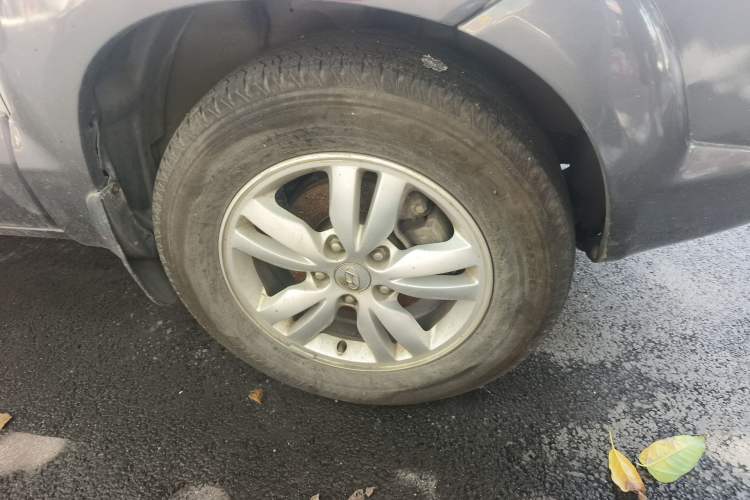 Used Hyundai Tucson 2009 2.0L Automatic Two-Wheel Drive with Sunroof Right Front Wheel Hub