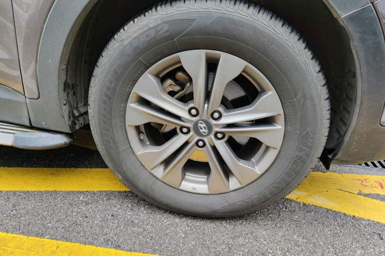 Used Hyundai Santa Fe 2013 2.4L Automatic Two-Wheel Drive Smart Version Right Front Wheel Hub