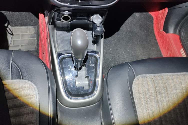 Used CHANGAN CS15 2016 1.5L Automatic Fashion Edition Gear Lever