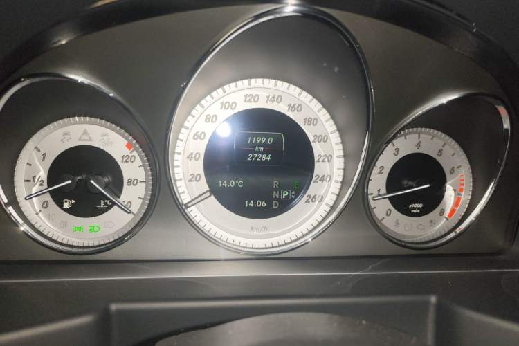 Used Mercedes-Benz GLK-Class 2015 GLK 300 4MATIC Luxury Ultimate Edition Odometer Close Up