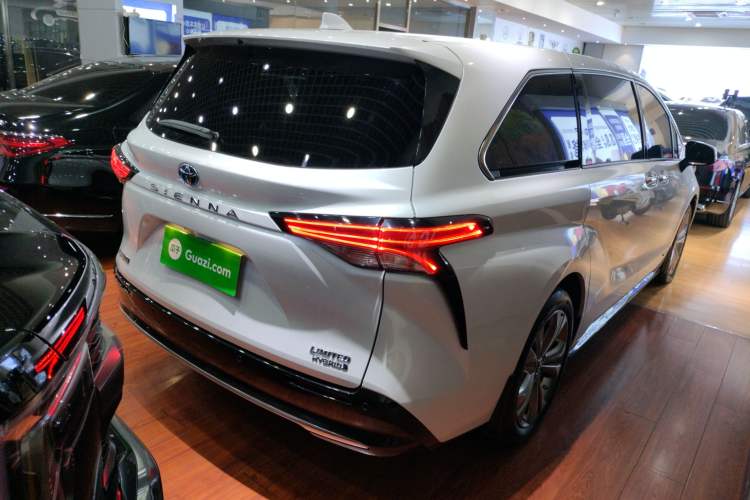 Used Toyota SIENNA 2023 2.5L Hybrid Deluxe Edition