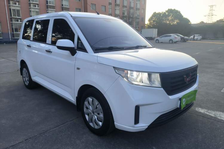 Used Wuling Hongguang PLUS 2020 1.5L Manual Standard Edition 5 Seats Exterior 2