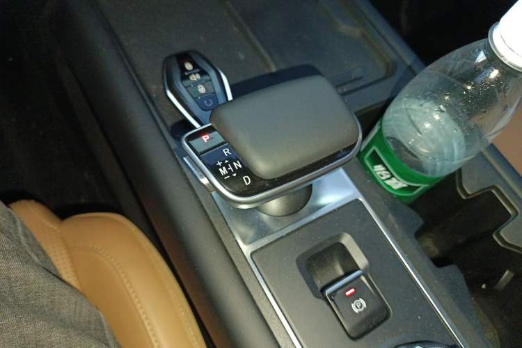 Used RELY Venucia R08 2025 Model 2.3T 8AT 4WD Diesel Standard Box Dream Edition Gear Lever