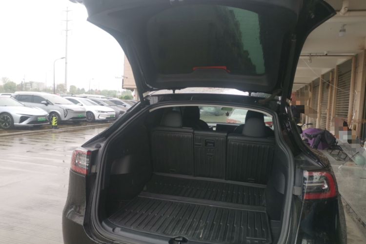 Used Tesla Model Y 2021 Long-Range All-Wheel-Drive Version Trunk