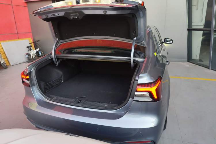 Used Roewe i6 MAX New Energy 2020 1.5T PHEV Cool & Stylish Skyroof Edition Trunk