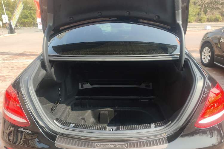 Used Mercedes-Benz E-Class 2018 Facelift E 200 L 4MATIC Trunk