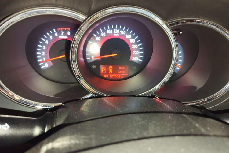 Used Kia Sorento 2009 2.4L Luxury Edition Odometer Close Up