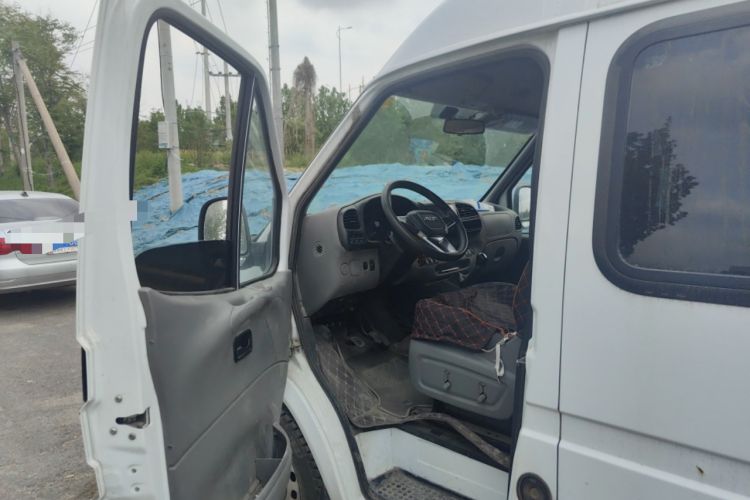 Used JMC Transit 2019 2.8T Commercial Version Long Wheelbase Mid-Roof 6-Seater Rear Single Tire China VI Emission Standard – JX493 Driver Seat