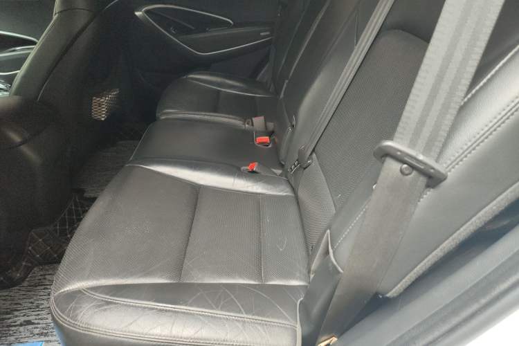 Used Hyundai Santa Fe 2015 2.0T Automatic Two-Wheel Drive Smart Version 5 Seats