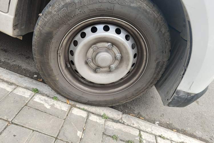 Used Wuling Yangguang 2024 300KM Comfort Version Passenger Van 75kW