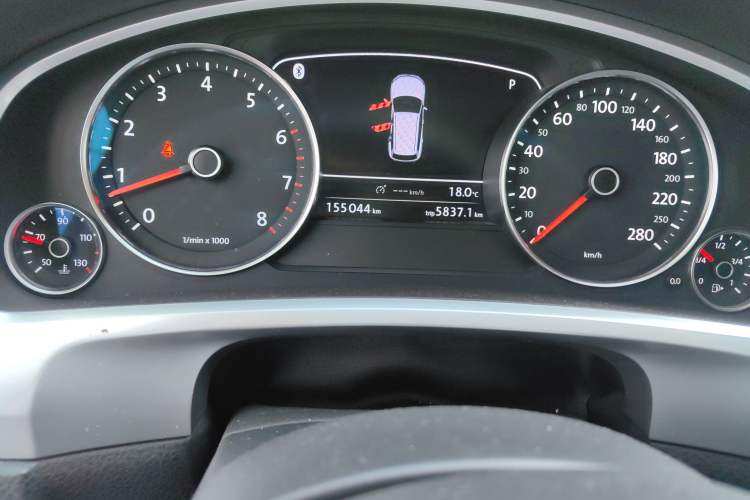 Used Volkswagen Touareg 2011 3.0 TSI Comfort Version Odometer Close Up