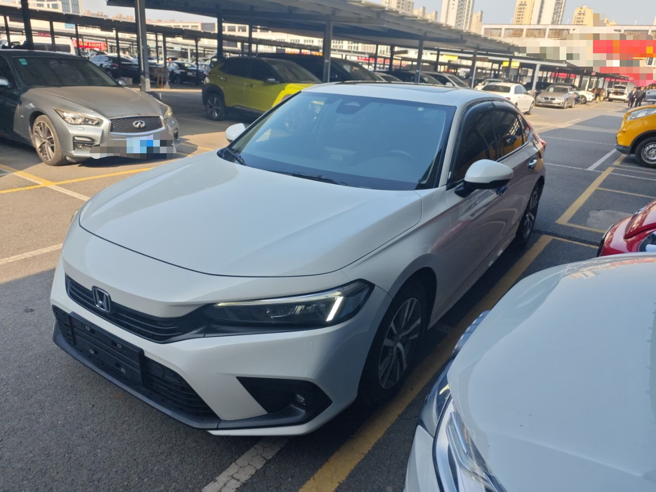 Под передней частью автомобиля