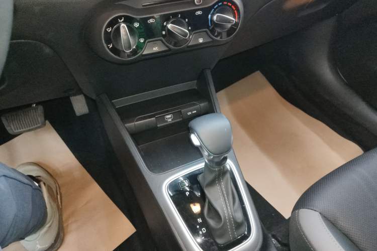 Used Kia kx1 Stonic 2021 1.4L CVT Fun Edition Gear Lever