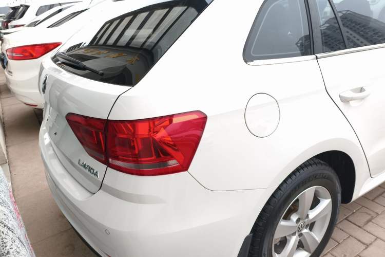 Used Volkswagen Gran Lavida 2015 1.6L Automatic Fashion Edition Exterior 3