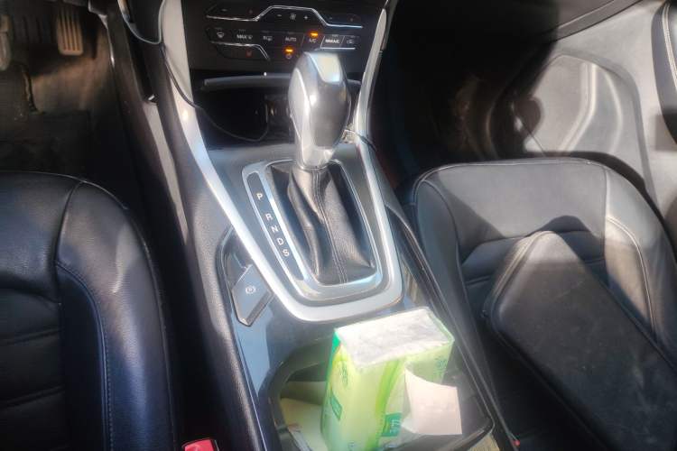 Used Ford Edge 2015 2.0T GTDi Two-Wheel-Drive High-Line Version
