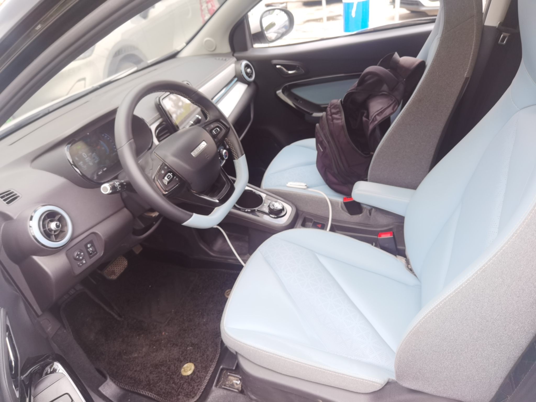 المقاعد الأمامية داخل السيارة