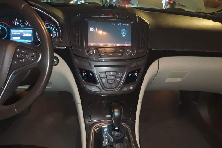 Used Buick Regal 2014 2.4L SIDI Elite Fashion Edition Audio And AC Panel