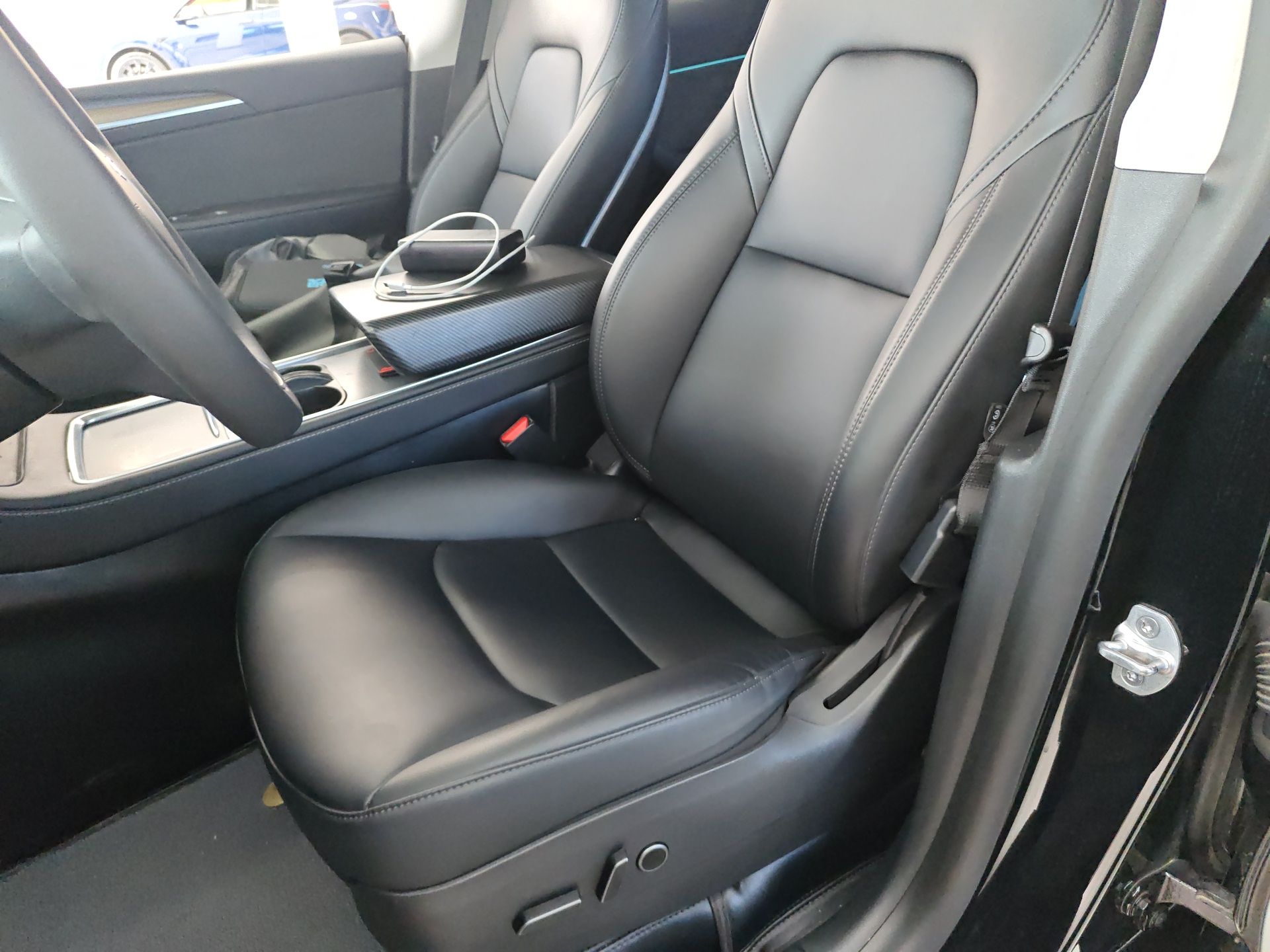 Переднее сиденье в автомобиле