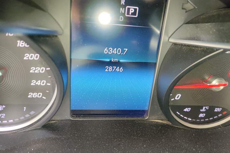 Used Mercedes-Benz GLC 2020 GLC 260 L 4MATIC Dynamic Model Odometer Close Up