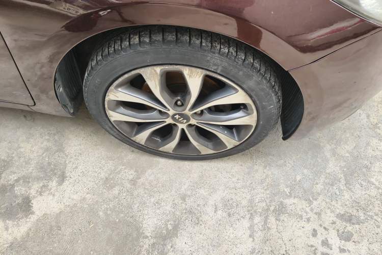 Used Kia K3 2013 1.6L Automatic Premium Right Front Wheel Hub