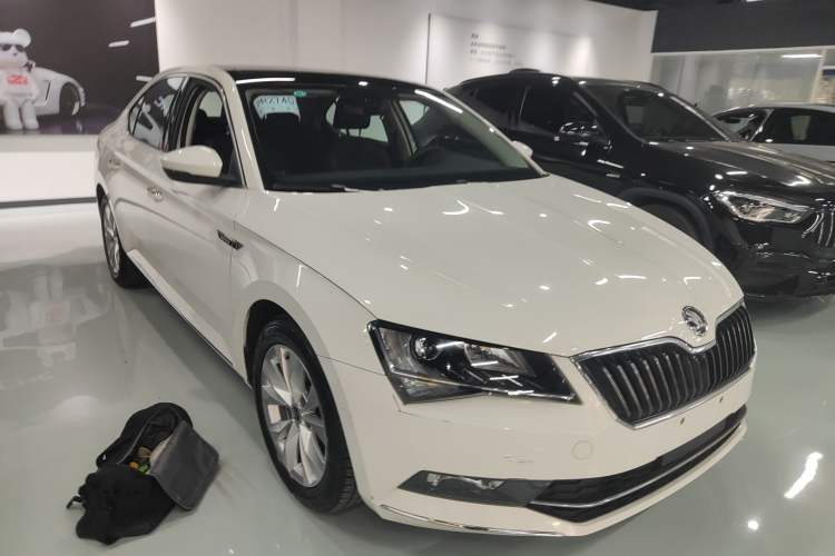 Used Skoda Superb 2018 TSI330 DSG Comfort Edition China V Standard Front Right 45 Deg