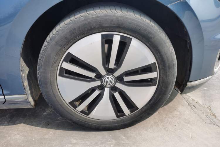 Used Volkswagen Variant New Energy 2019 GTE model Right Front Wheel Hub