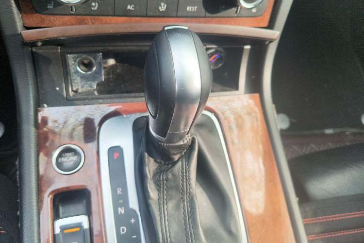 Used Volkswagen Touareg 2011 3.0 TSI Comfort Version Gear Lever