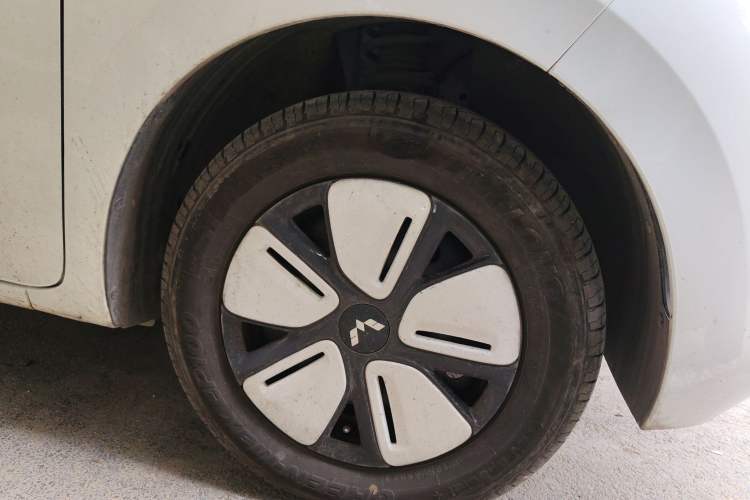 Used Wuling Zhiguang New Energy 2025 Standard Model Right Front Wheel Hub