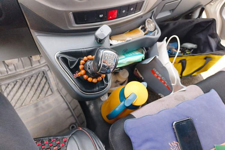 Used Dongfeng Yufeng 2021 2.4T Rear-Drive Logistics Vehicle Long Wheelbase High Roof Dual Rear Tires 6–9 Seats China VI Emission Standard YCY24140-60
