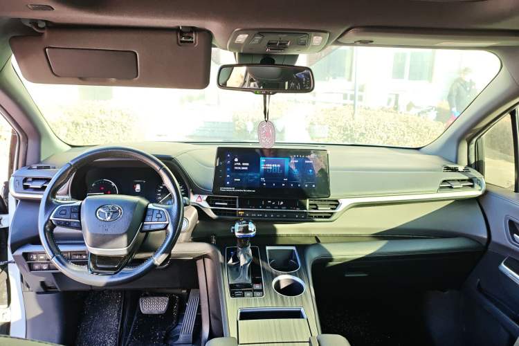 Used Toyota SIENNA 2023 2.5L Hybrid Deluxe Edition Center Console