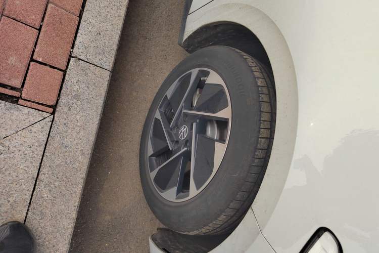 Used Volkswagen ID.3 2025 Smart Edition Outstanding Model Right Front Wheel Hub