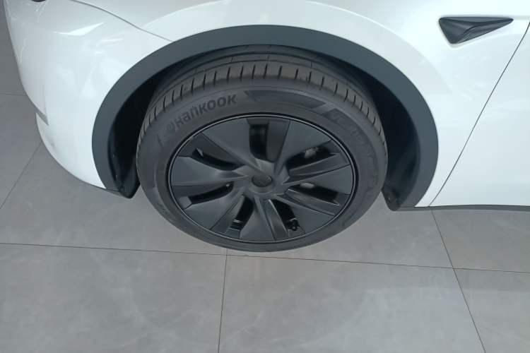 Used Tesla Model Y 2024 Long-Range All-Wheel-Drive Version Exterior 4