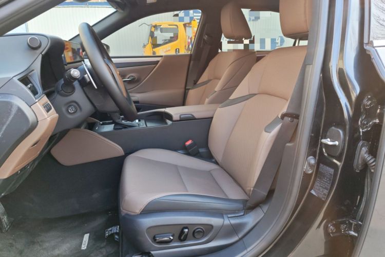 Used Lexus ES 2025 300h Deluxe Edition
