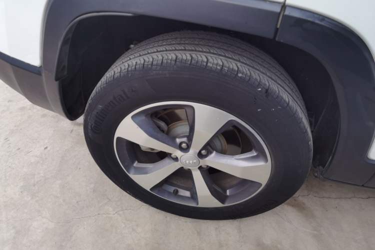 Used Jeep Cherokee 2019 2.0T Four-Wheel Drive Explorer Edition China VI Emission Standard