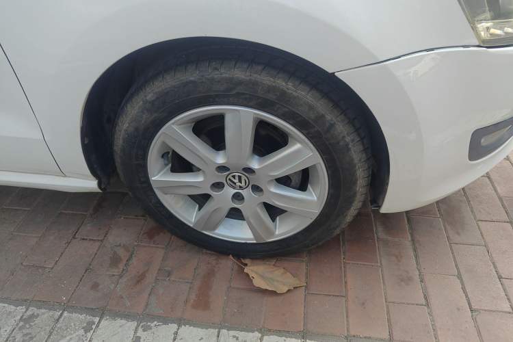 Used Volkswagen Polo 2013 1.4L Automatic Comfort Edition Right Front Wheel Hub