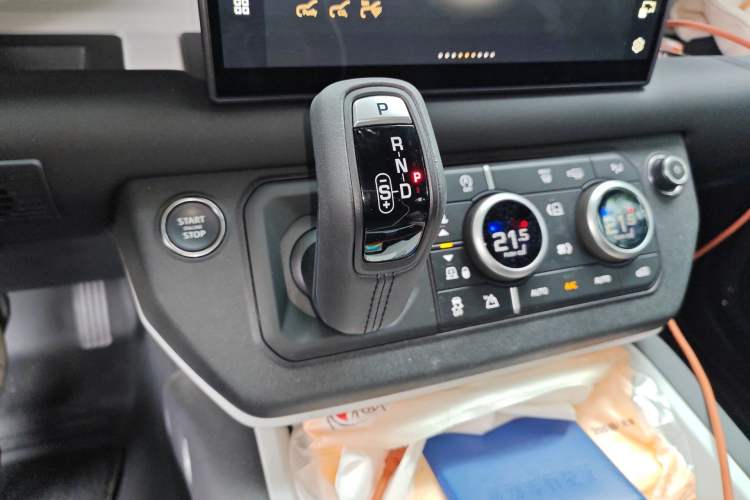 Used Land Rover Defender 2025 110 3.0T P400 X-Dynamic SE Gear Lever