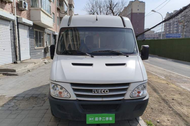 Used Iveco Power Daily 2017 2.5T Deluxe A32 Mid-Roof 5-7 Seater 47Z5 Passenger Van Front