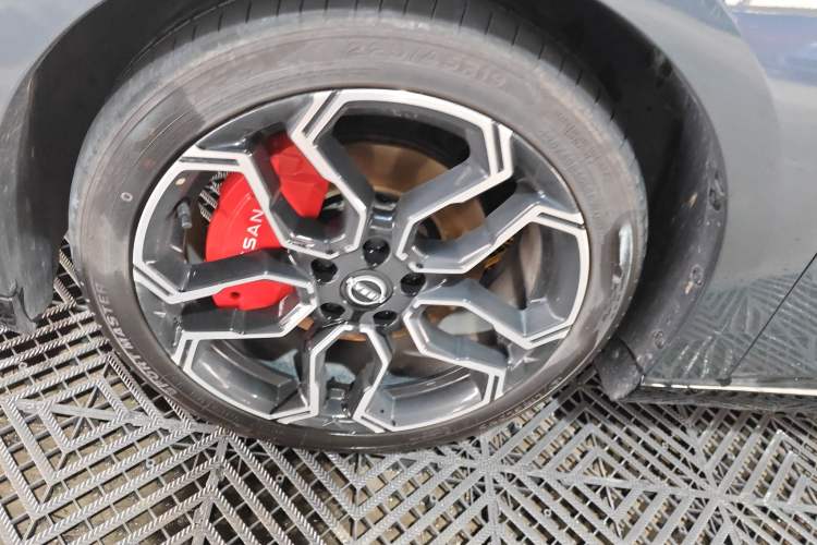 Used Nissan N7 2025 625 Max Left Front Wheel Hub