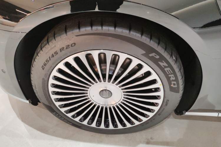 Used Hima S800 2025 Model, Range-Extended Starlight Premium Edition, 5 Seats Left Front Wheel Hub