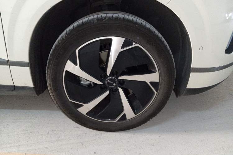 Used BYD Sealion 06 New Energy 2025 Model EV 605 Navigation Plus Edition Right Front Wheel Hub