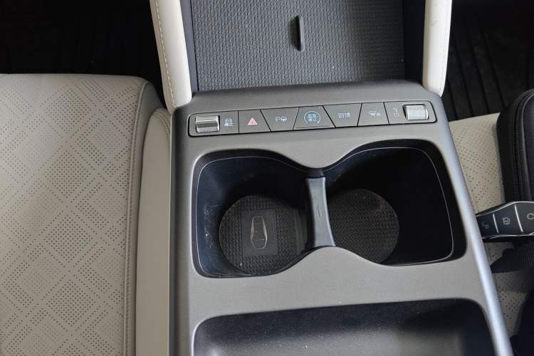 Used BYD Yuan UP 2025 Intelligent Driving Version 401 KM Dynamic Edition Gear Lever