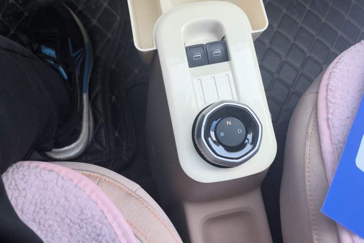 Used Geely Galaxy Panda 2024 Panda Mini 200km Endurance Bear Gear Lever