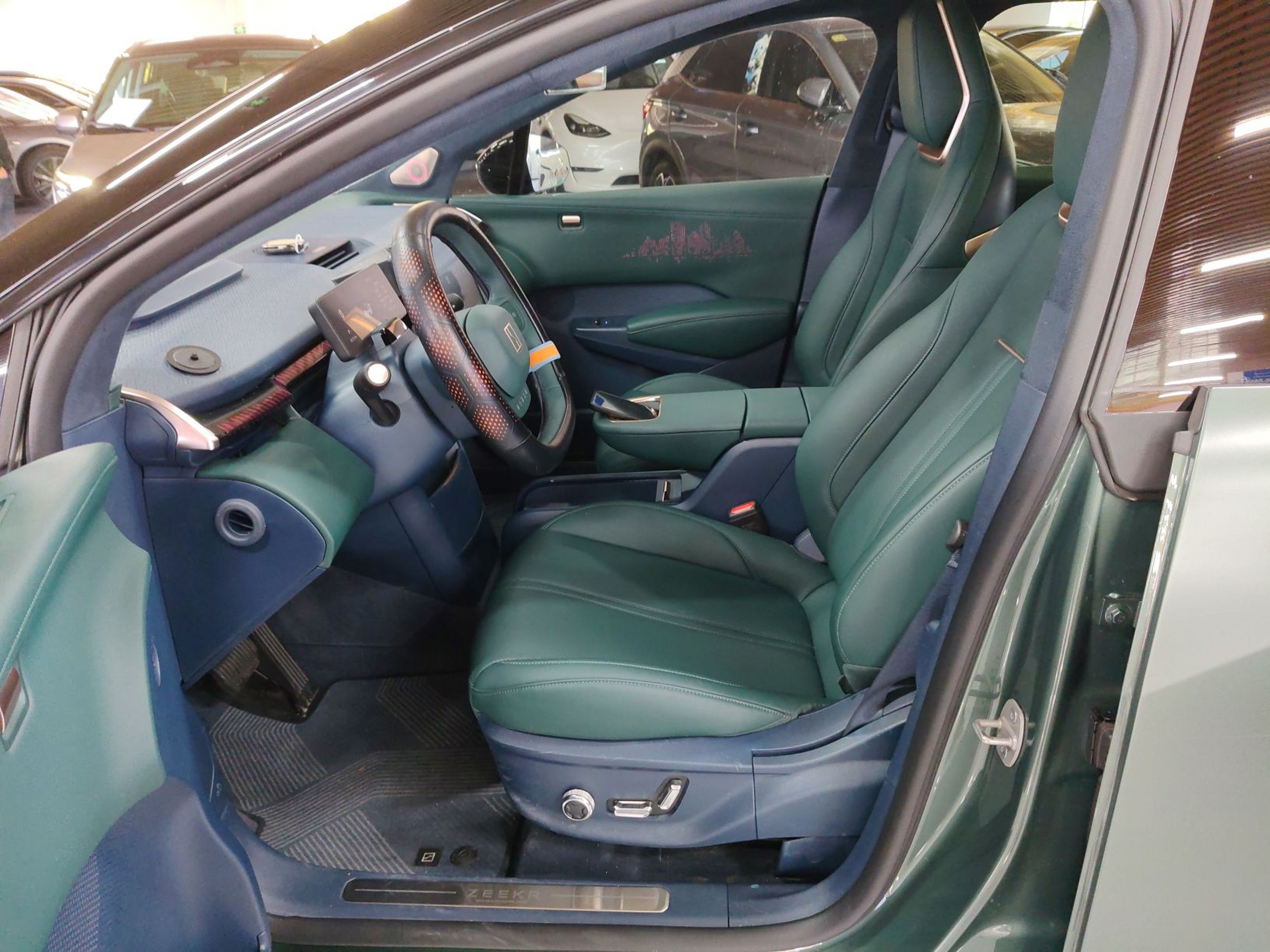 Переднее сиденье в автомобиле