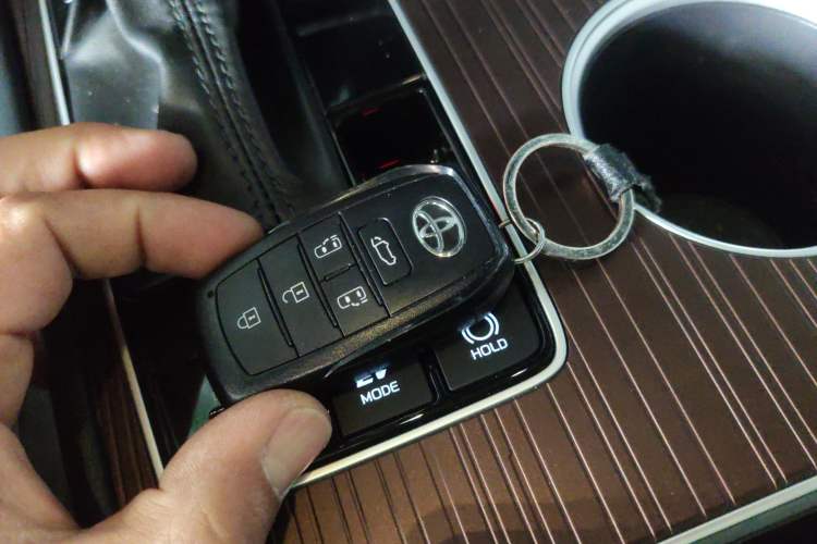 Used Toyota Granvia 2024 2.5L Hybrid Prestige PLUS Edition Vehicle Key