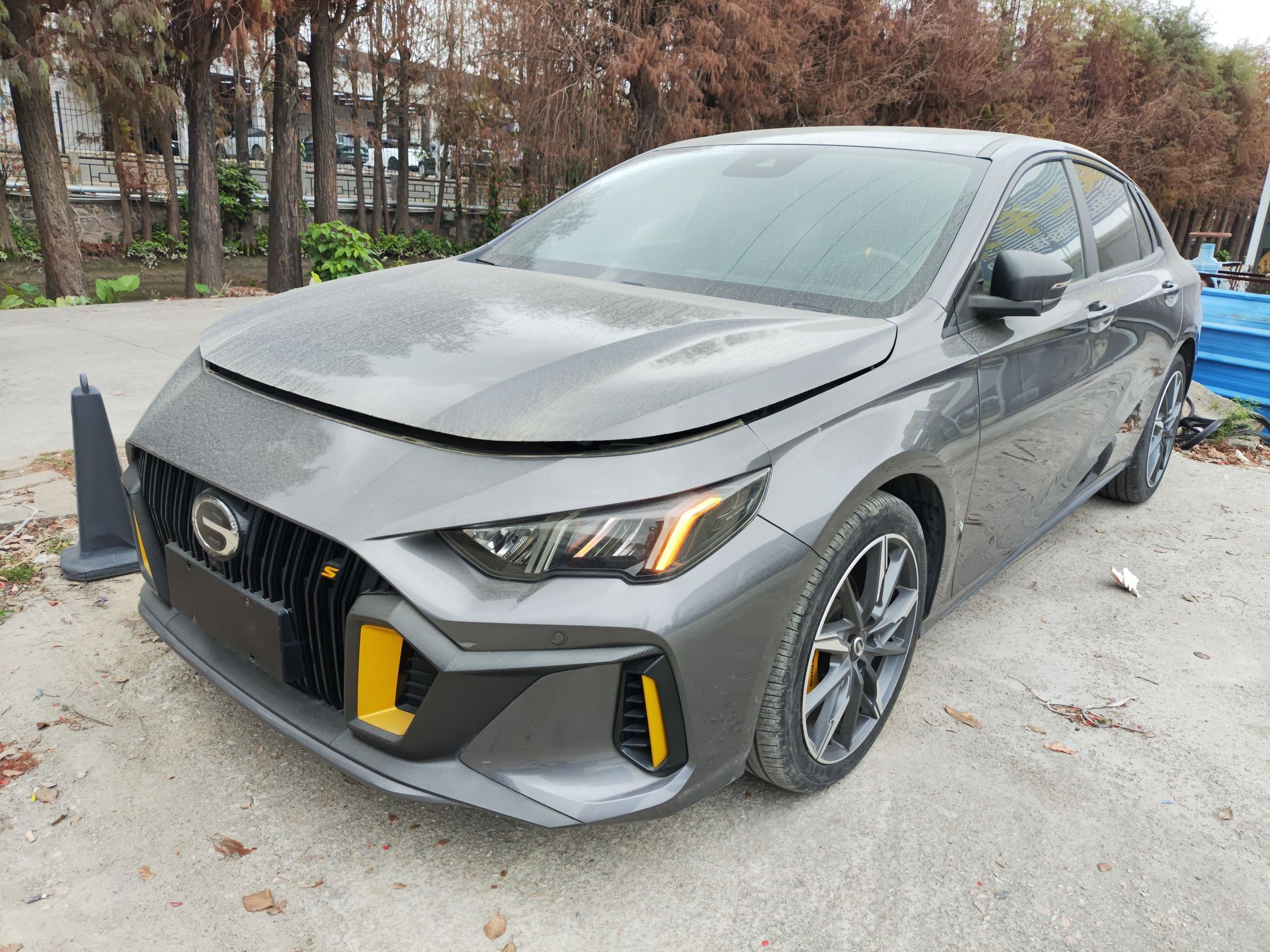 تحت مقدمة السيارة