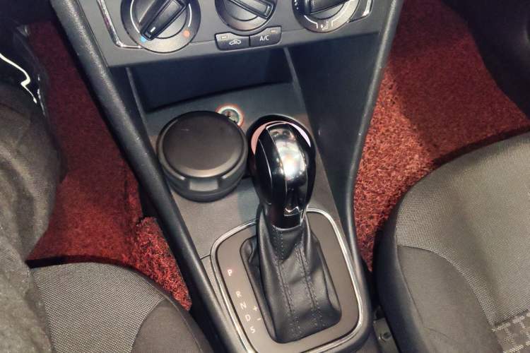 Used Volkswagen Polo 2014 1.6L Automatic Comfort Edition Gear Lever