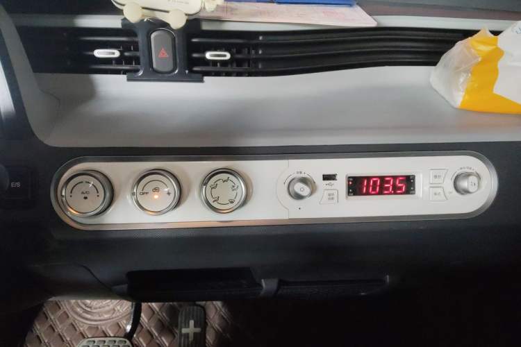 Used Wuling Hongguang MINIEV 2022 Macaron Premium Model – Lithium Iron Phosphate Audio And AC Panel