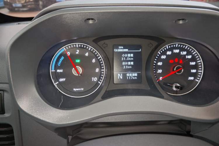 Used Wuling Yangguang 2024 300KM Comfort Version Passenger Van 75kW
