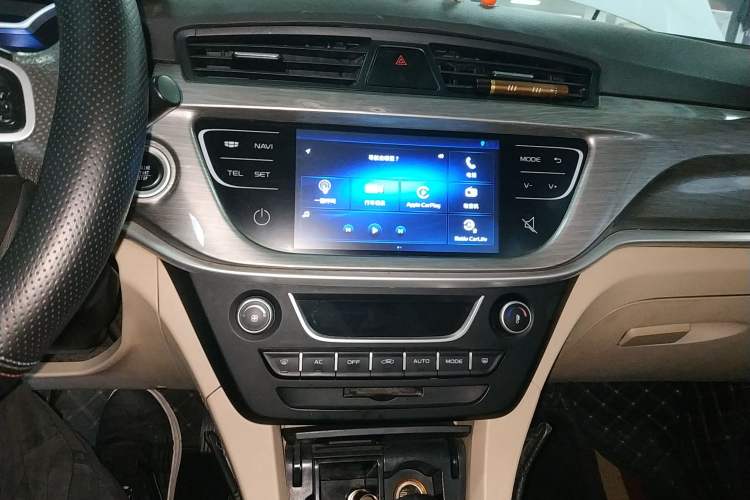 Used Geely Auto Emgrand 2017 Sedan Million Edition 1.5L Manual Luxury Model Audio And AC Panel